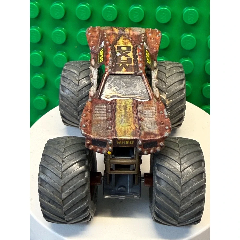 Monster Jam Max-D Zombie vs Hunter Monster Truck 1:64 Scale Diecast BKT Tires